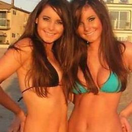 bikinitwins 01